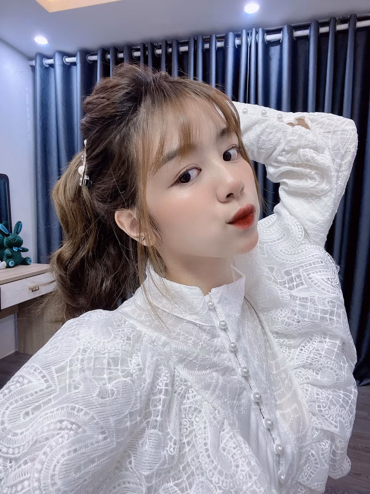 Nhờ vẻ đẹp ngọt ngào, trong trẻo, lại học ngành điều dưỡng, Đào Linh Chi lại càng được yêu thích hơn.