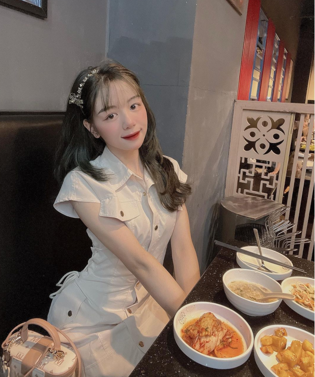 Hiện tại, Linh Chi đang làm công việc bán hàng online, đồng thời kiêm luôn mẫu ảnh cho những sản phẩm của mình. Ảnh: Tổng hợp