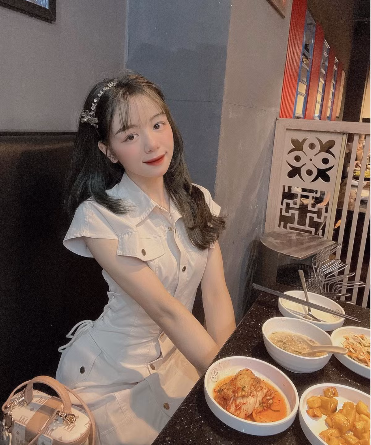 Hiện tại, Linh Chi đang làm công việc bán hàng online, đồng thời kiêm luôn mẫu ảnh cho những sản phẩm của mình. Ảnh: Tổng hợp