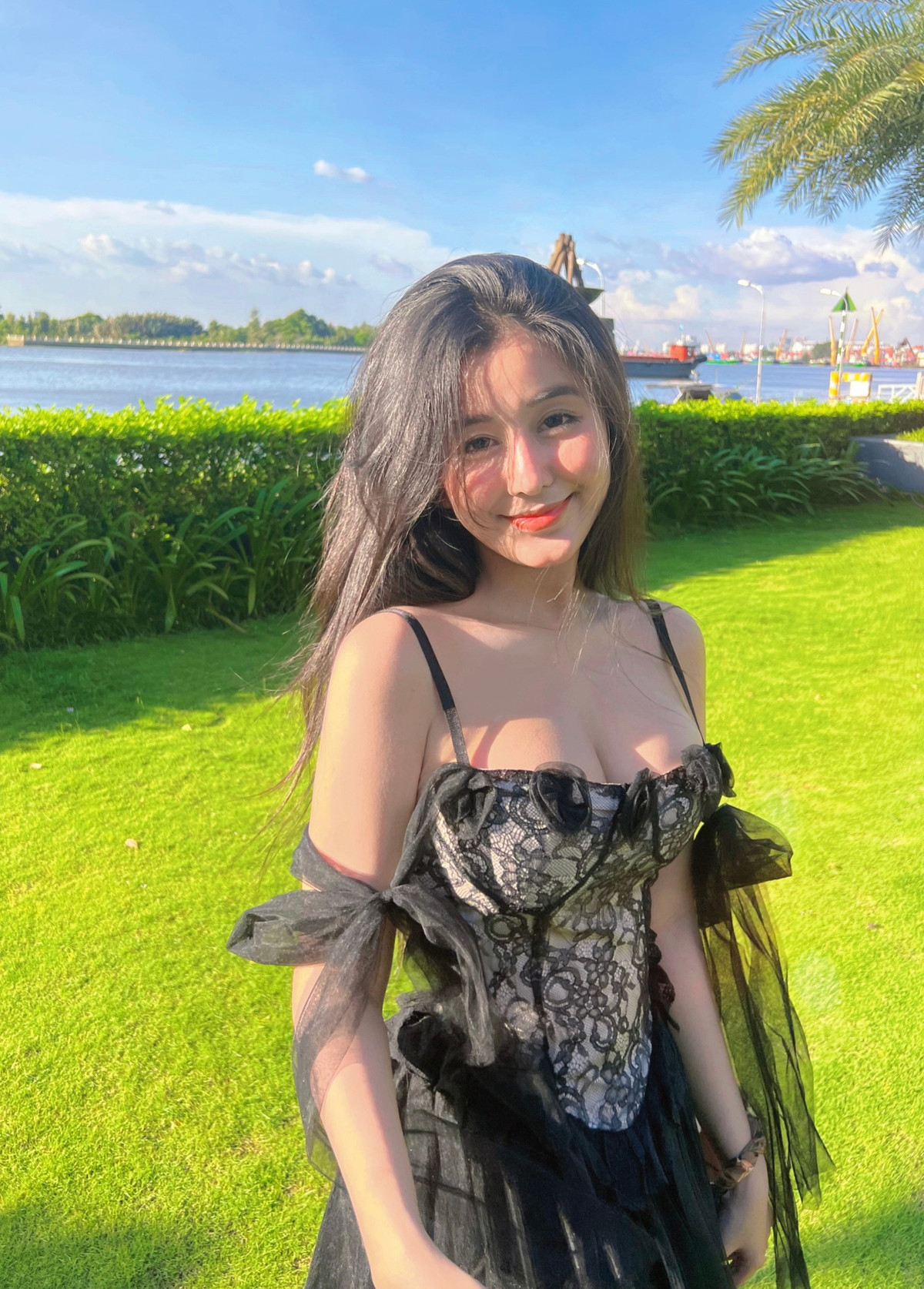 Ngọc Trân bắt đầu kinh doanh từ khi còn là học sinh cấp 3. Tới nay cô có 4 cửa hàng, 3 cửa hàng online và 1 cửa hàng ở Quận 1 (TP HCM).