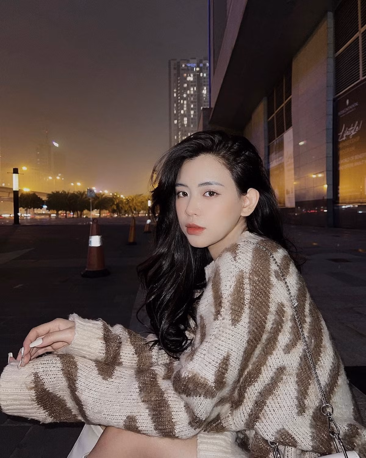 Được biết, cô là sinh viên năm cuối chuyên ngành Marketing, trường Đại học Thăng Long, Hà Nội.