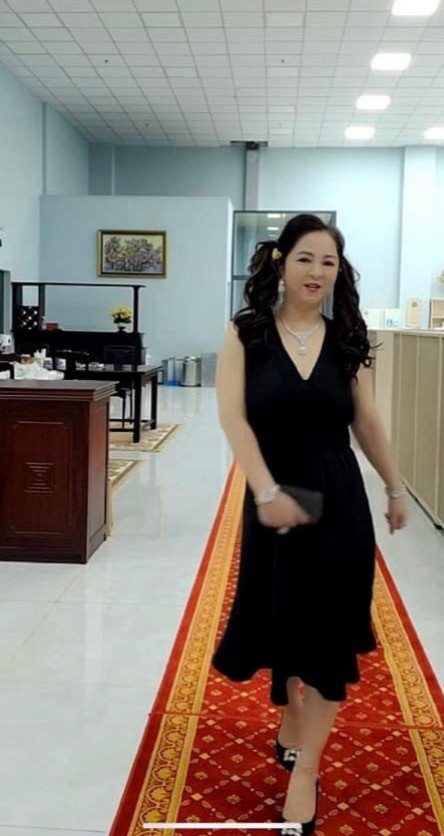 Dù biết rõ vóc dáng mình "mập ú" nhưng CEO Nguyễn Phương Hằng không ngần ngại thể hiện những bước catwalk uyển chuyển nhưng mang tính giải trí là chính.