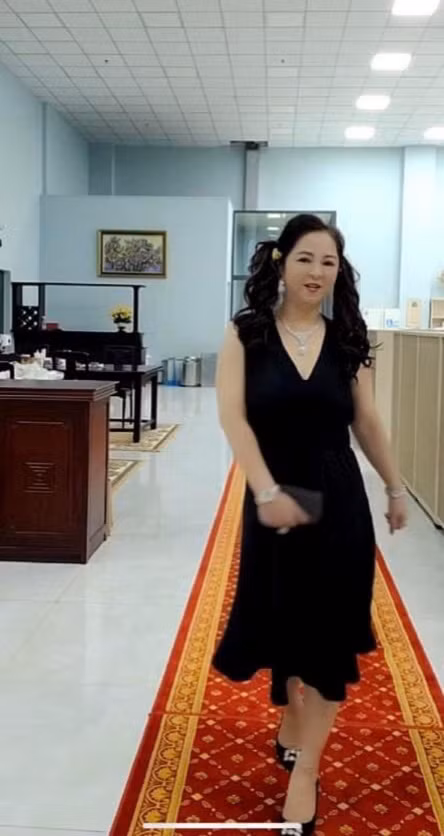 Dù biết rõ vóc dáng mình "mập ú" nhưng CEO Nguyễn Phương Hằng không ngần ngại thể hiện những bước catwalk uyển chuyển nhưng mang tính giải trí là chính.