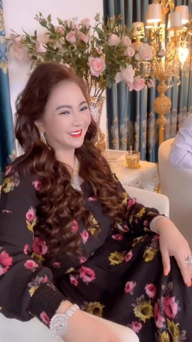 Để nói về khoản tự tin nhan sắc thì khó ai có thể qua mặt bà Nguyễn Phương Hằng.