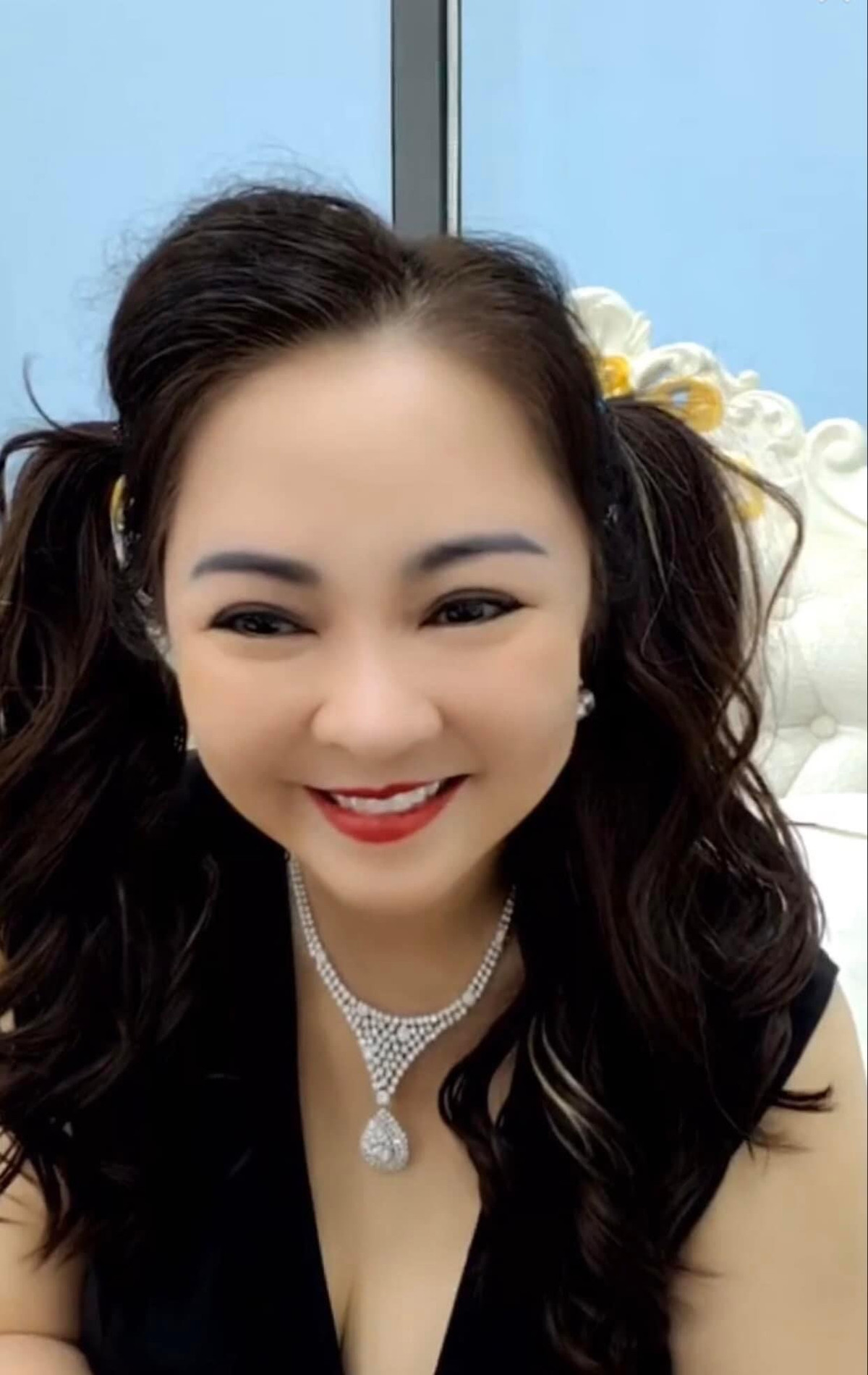 Bà chủ khu du lịch nghìn tỷ còn có rất nhiều biểu cảm "cưa sừng làm nghé" khiến netizen không khỏi ngỡ ngàng.