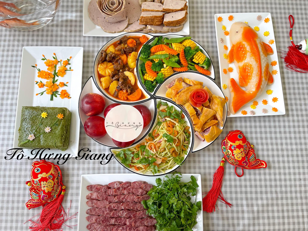 Sau khi làm mâm cúng ông Táo xong, nhiều người đã chia sẻ mâm cỗ của mình lên mạng xã hội thu hút sự chú ý. Ảnh: Tô Hưng Giang