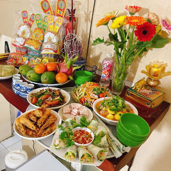 Với bàn tay khéo léo cùng sự sáng tạo của các chị em, những mâm cúng cỗ ông Công ông Táo được bày biện vô cùng đẹp mắt, nhìn qua đã thấy ngon. Ảnh: Facebook