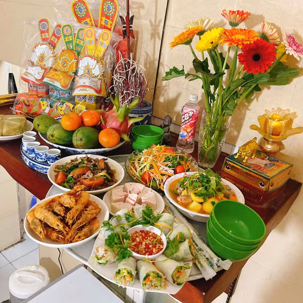 Với bàn tay khéo léo cùng sự sáng tạo của các chị em, những mâm cúng cỗ ông Công ông Táo được bày biện vô cùng đẹp mắt, nhìn qua đã thấy ngon. Ảnh: Facebook