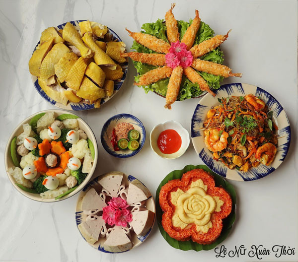 Một mâm cơm bắt mắt với các món ăn đầy màu sắc.