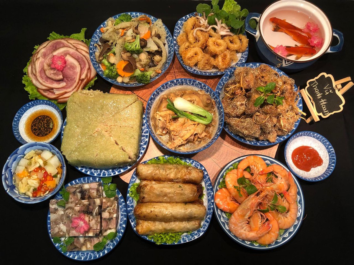 Mâm cỗ cúng ông Táo hiện không còn quá cầu kỳ như trước nhưng nhiều chị em đảm vẫn thực hiện đủ và đảm bảo sự trang trọng và rất sáng tạo, nhất là về mặt tạo hình và trang trí. Ảnh: Thanh Hoan