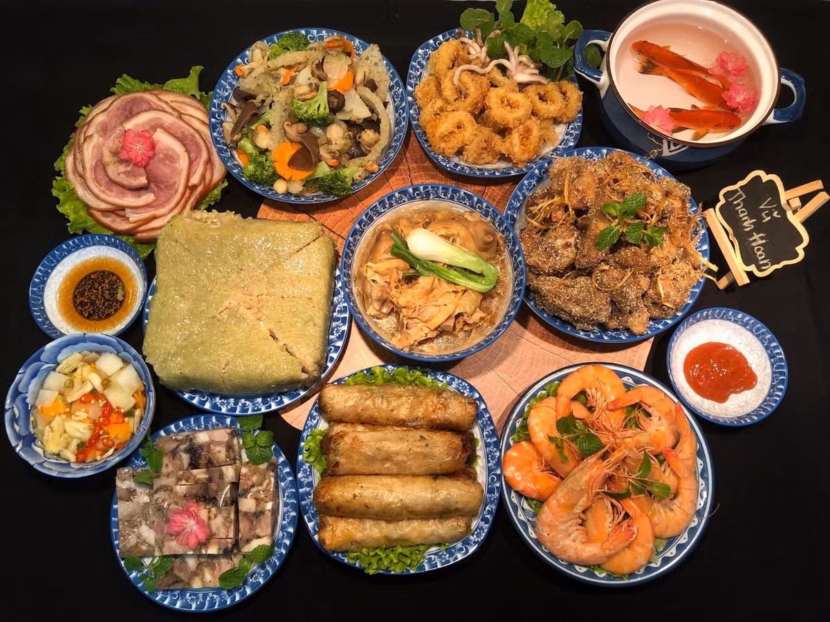 Mâm cỗ cúng ông Táo hiện không còn quá cầu kỳ như trước nhưng nhiều chị em đảm vẫn thực hiện đủ và đảm bảo sự trang trọng và rất sáng tạo, nhất là về mặt tạo hình và trang trí. Ảnh: Thanh Hoan