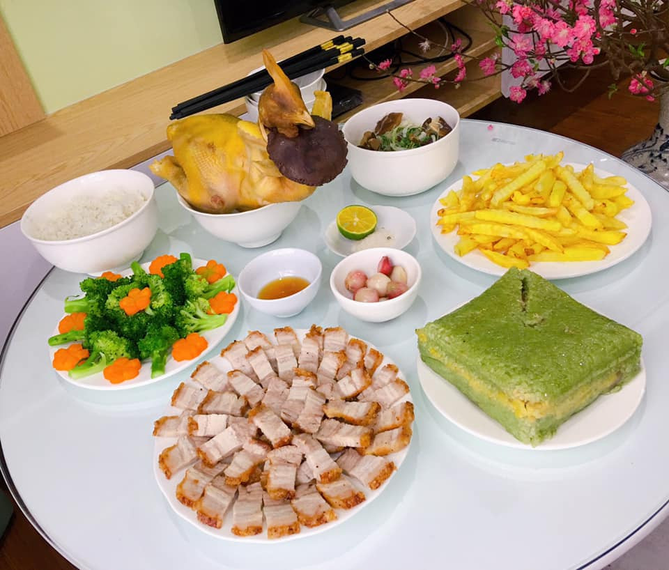 Có những chị em vô cùng sáng tạo khi thiết kế mâm cũng đúng chuẩn "5K", điêu khắc quả dưa hấu thành chữ corona ý nghĩa.