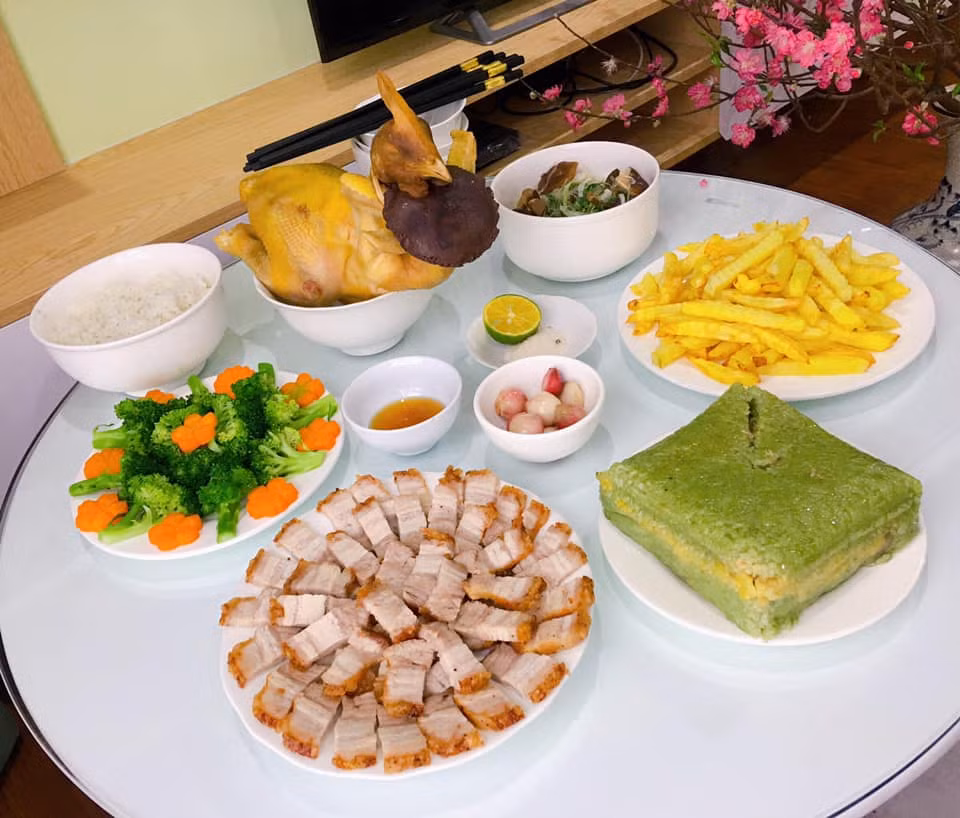 Có những chị em vô cùng sáng tạo khi thiết kế mâm cũng đúng chuẩn "5K", điêu khắc quả dưa hấu thành chữ corona ý nghĩa.