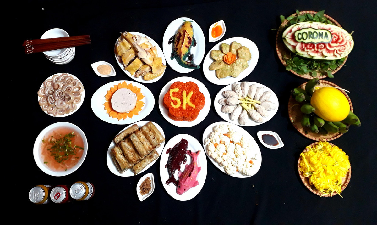 Cách sửa soạn bày mâm cỗ cúng ông Công ông Táo của mỗi gia đình cũng khác nhau, có nhà làm cầu kỳ nhưng cũng có gia đình làm rất đơn giản nhưng vẫn đầy đủ lễ nghi. Ảnh: Phùng Hà