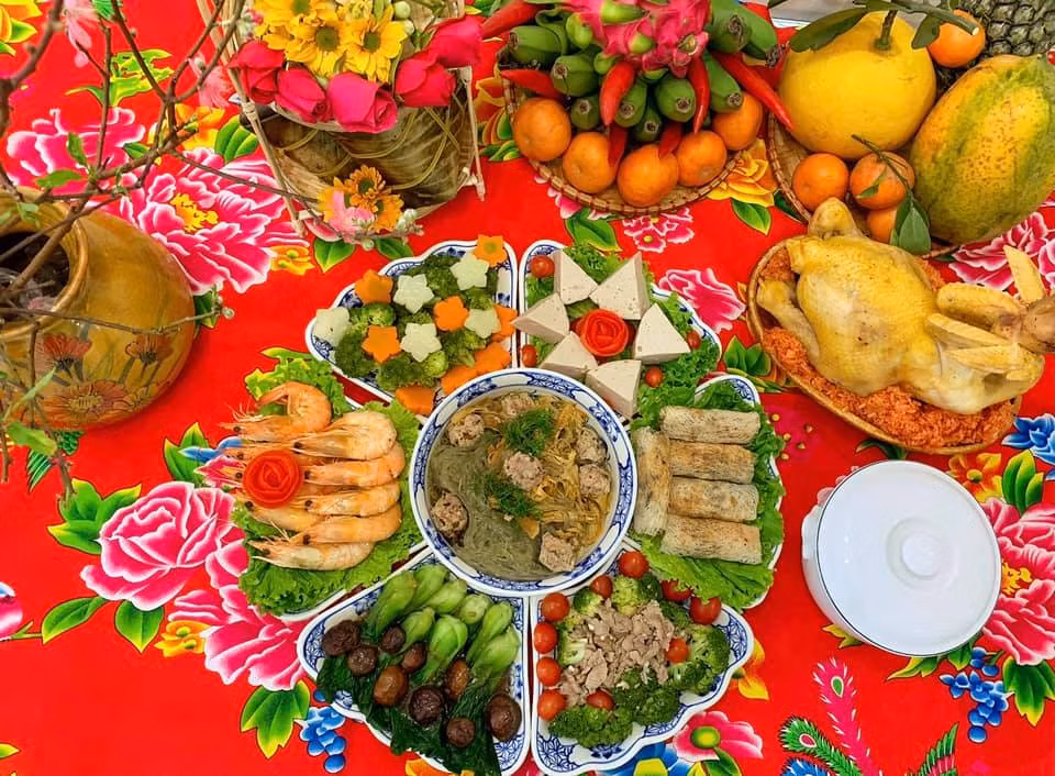Bên cạnh những món ăn bắt buộc phải có trong mâm cúng, nhiều gia đình cũng sáng tạo nhiều món khác để thêm phần phong phú và đẹp mắt.