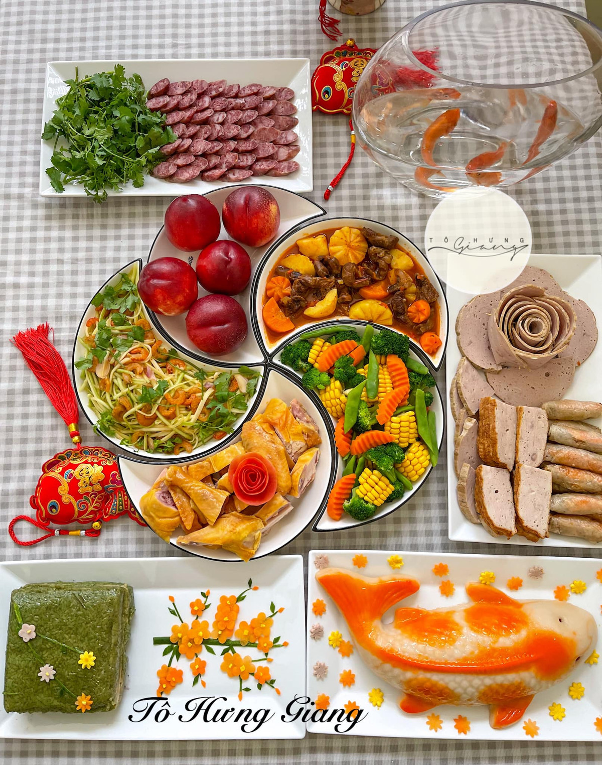 Theo thông lệ hàng năm, cứ ngày 23 tháng Chạp, các gia đình lại bày mâm cũng ông Công ông Táo lên chầu trời. Dù năm nay, ngày ông Công ông Táo rơi vào giữa tuần nên nhiều chị em tranh thủ làm từ 20-22 tháng Chạp. Ảnh: Tô Hưng Giang