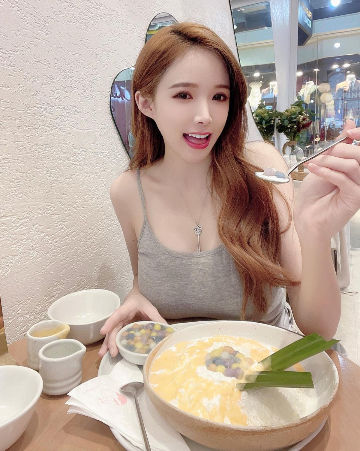 Amber Na (25 tuổi, Malaysia) được khen ngợi là nữ DJ gợi cảm "đốn tim" bao người. Cô là DJ khá có tiếng trên MXH.