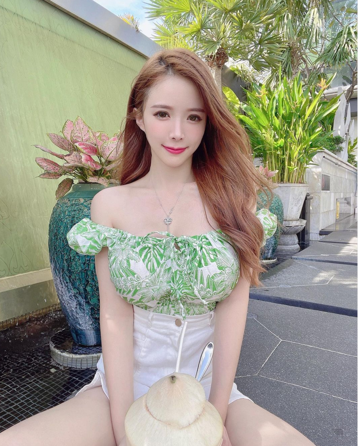 Vóc dáng nóng bỏng với vòng 1 nảy nở và thân hình đồng hồ cát của nàng hot girl này khiến tên tuổi của cô luôn "hot" trên mạng.