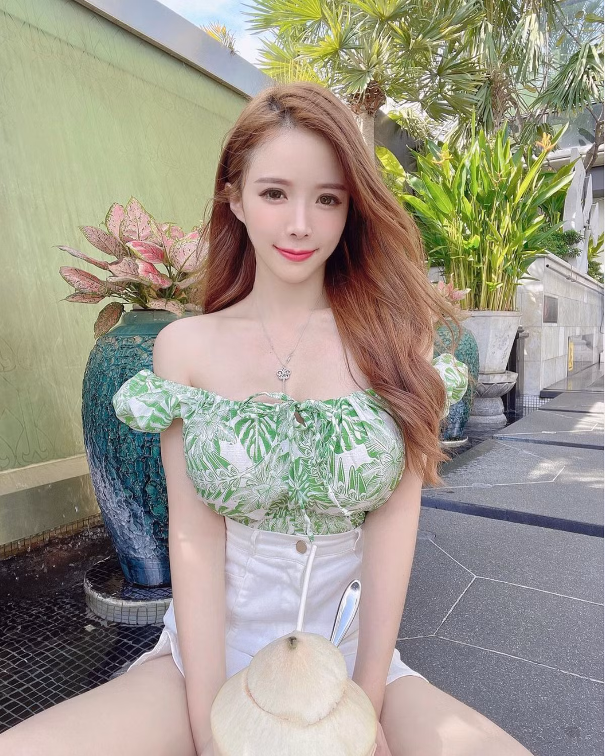 Vóc dáng nóng bỏng với vòng 1 nảy nở và thân hình đồng hồ cát của nàng hot girl này khiến tên tuổi của cô luôn "hot" trên mạng.