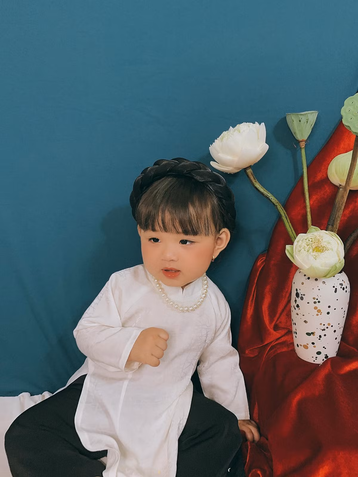 "Trộm vía! Con gái đáng yêu quá đi.", "Nhìn biểu cảm của em bé cưng muốn xỉu",...là những bình luận của cư dân mạng.