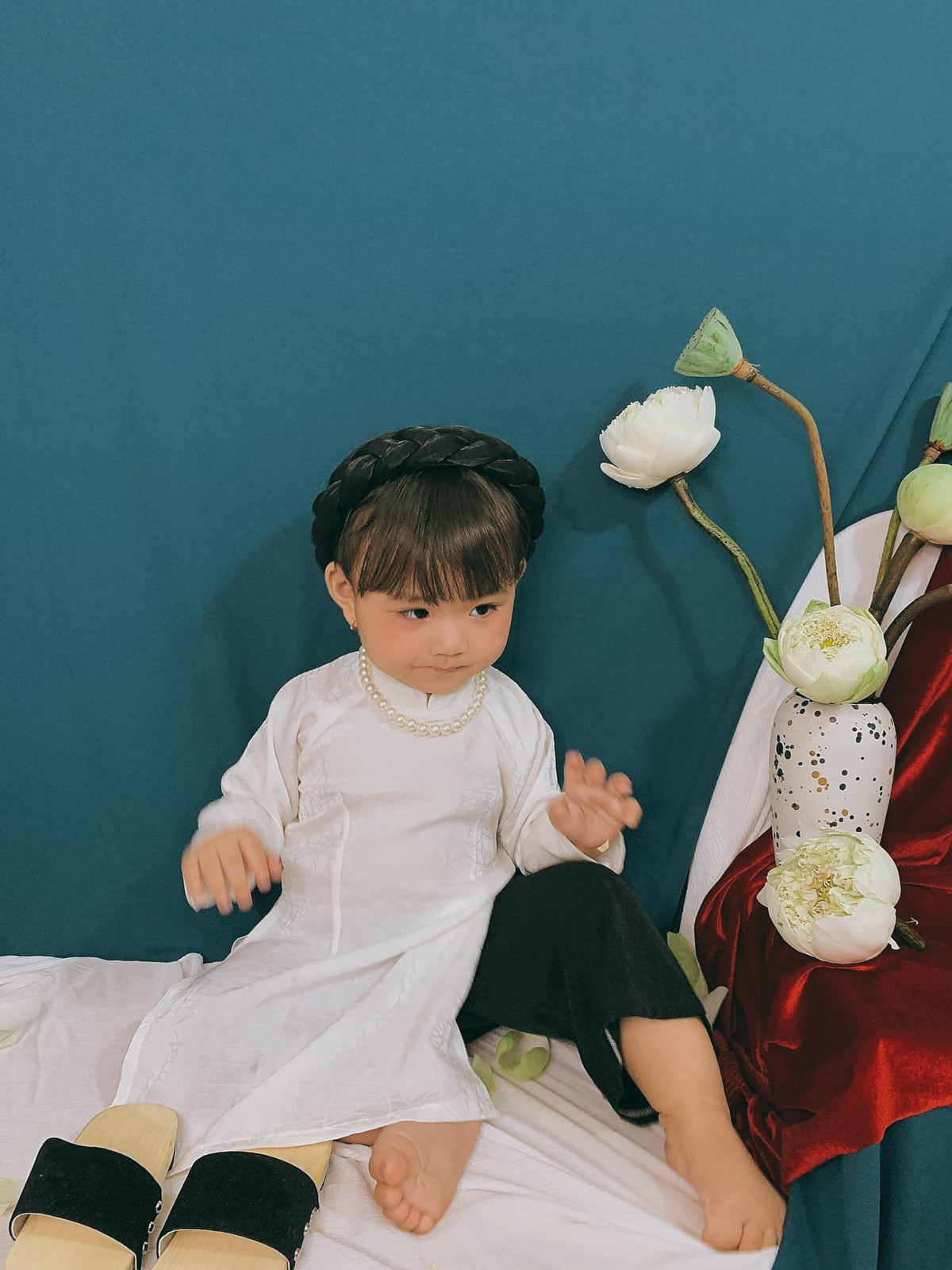 Nhờ đạo cụ, bối cảnh được chuẩn bị, mọi người đều cảm nhận được nét xuân phơi phới với biểu cảm "cưng xỉu" của bé.