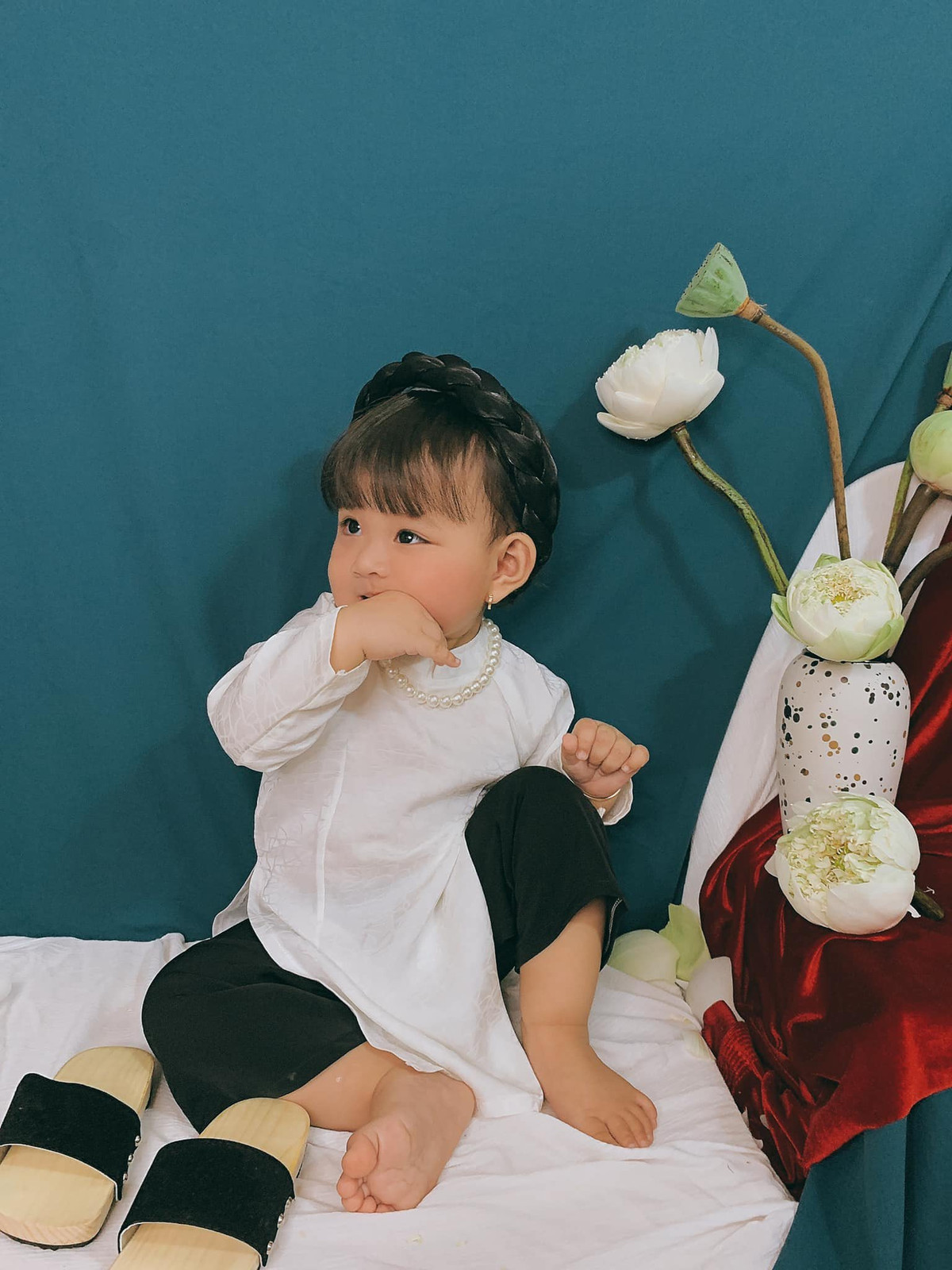 Bộ ảnh nhanh chóng "gây sốt" mạng xã hội và thu hút nhiều sự chú ý, tất cả nguyên là vì độ đáng yêu "quá mức cho phép" của cô bé.