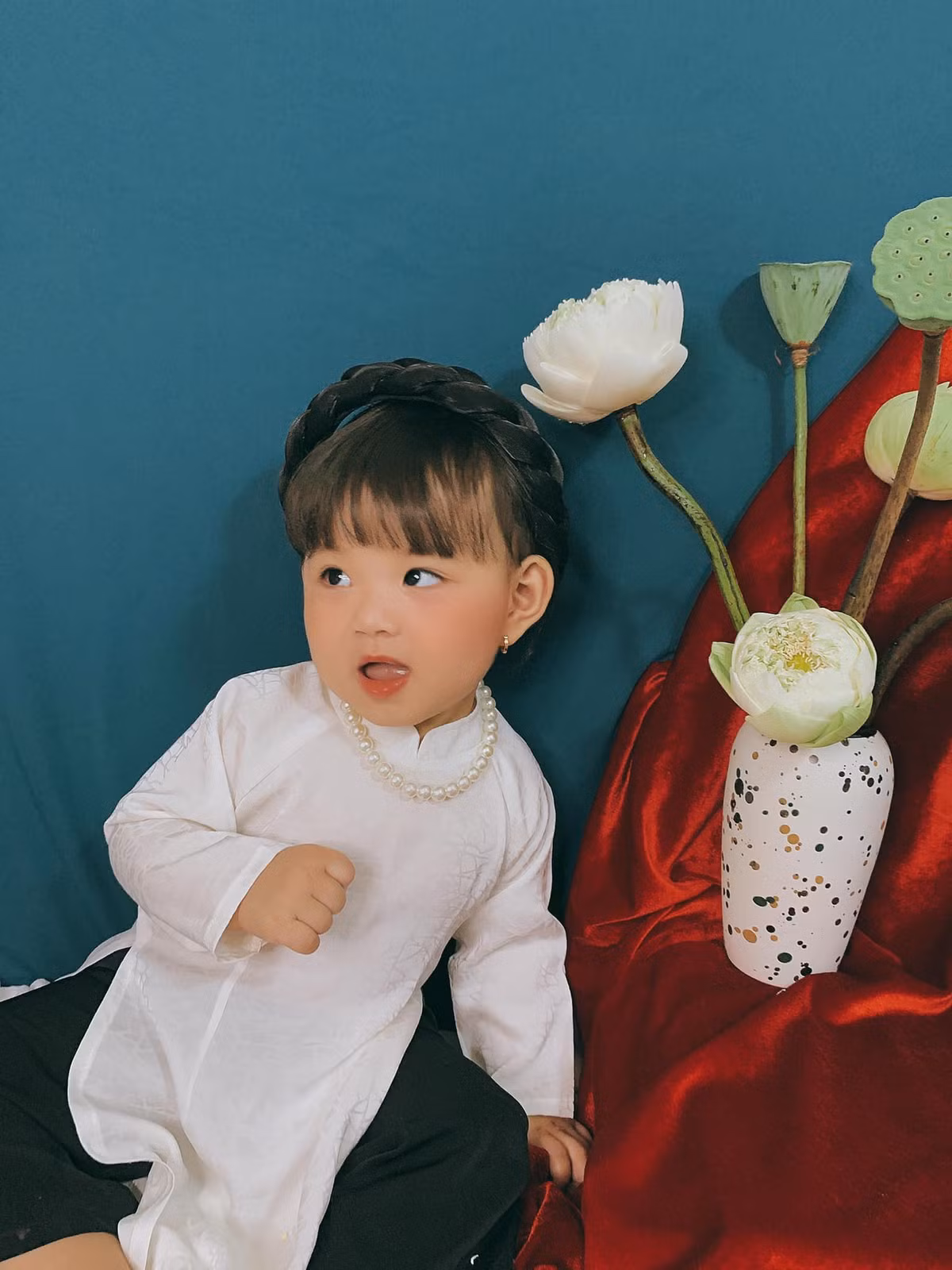 Hiện tại bộ hình diện áo dài nhung đón Tết của cô bé này đã thu hút hàng nghìn lượt thích và nhiều bình luận tích cực.