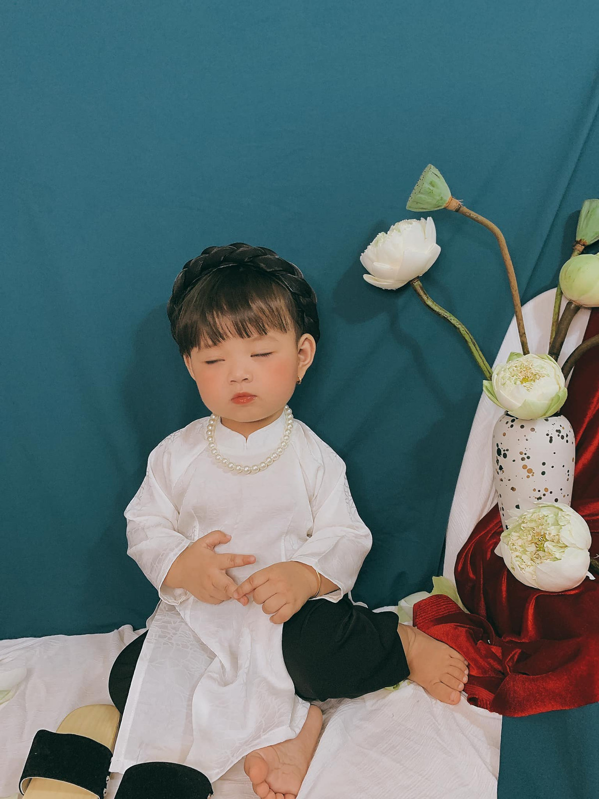 Mới đây, một bộ ảnh của bé gái mặc áo dài chụp Tết đang được cư dân mạng chia sẻ nhiều. Với những biểu cảm cực đáng yêu, mẫu nhí này nhanh chóng trở thành tâm điểm.