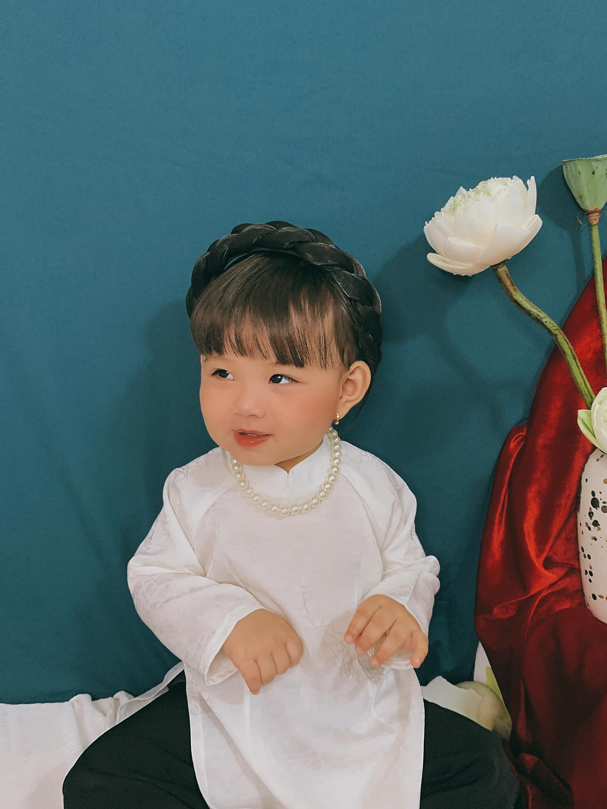 Em bé chụp ảnh Tết với gương mặt xinh xắn, đáng yêu đã thu hút sự quan tâm của cư dân mạng