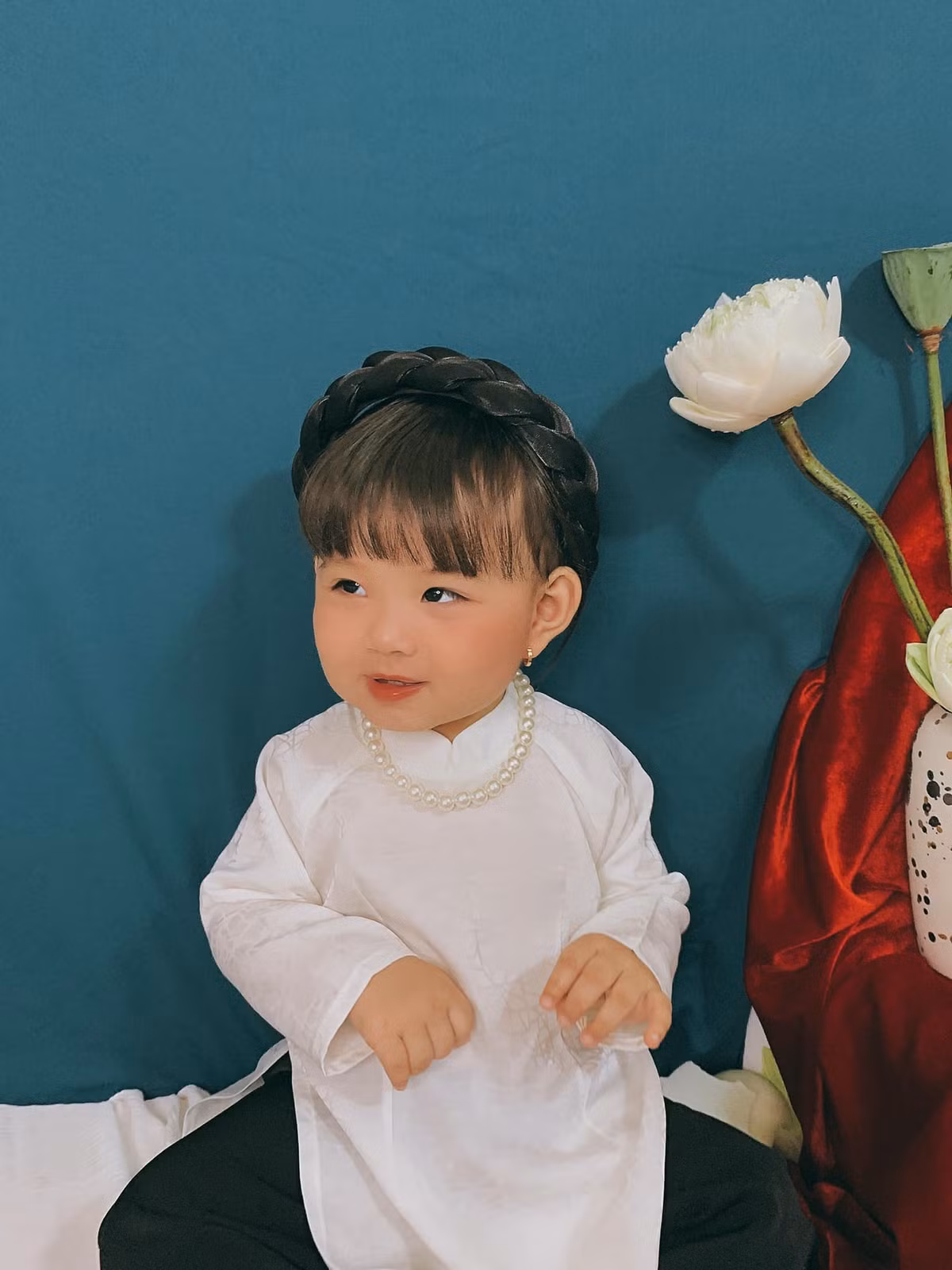 Em bé chụp ảnh Tết với gương mặt xinh xắn, đáng yêu đã thu hút sự quan tâm của cư dân mạng