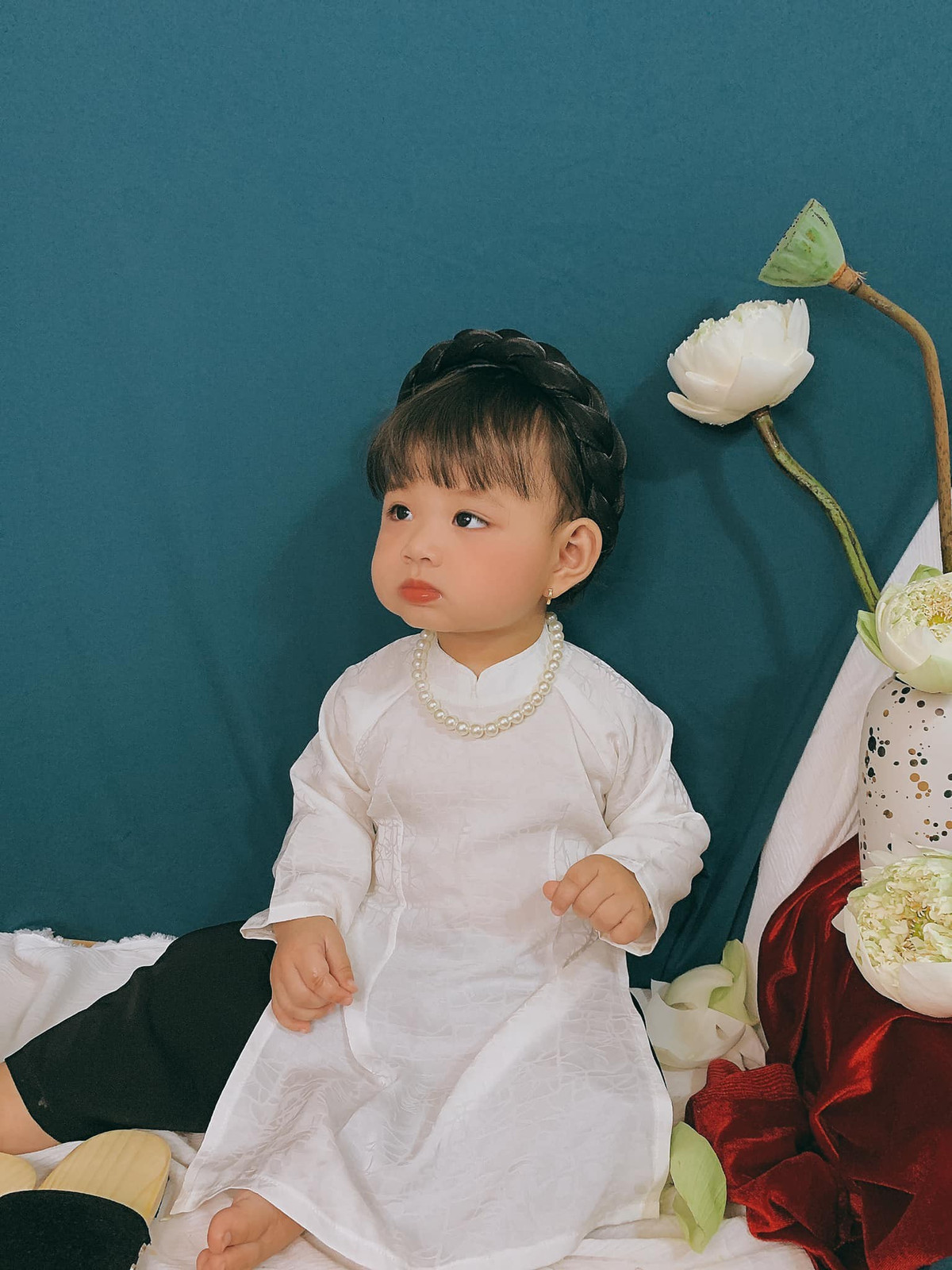 Với gương mặt bụ bẫm, đôi mắt to tròn cùng loạt biểu cảm đa dạng từ ngạc nhiên, cười tít mắt cho đến "thần thái" như một "quý cô" thực thụ của bé đều khiến nhiều người bị "đốn tim".