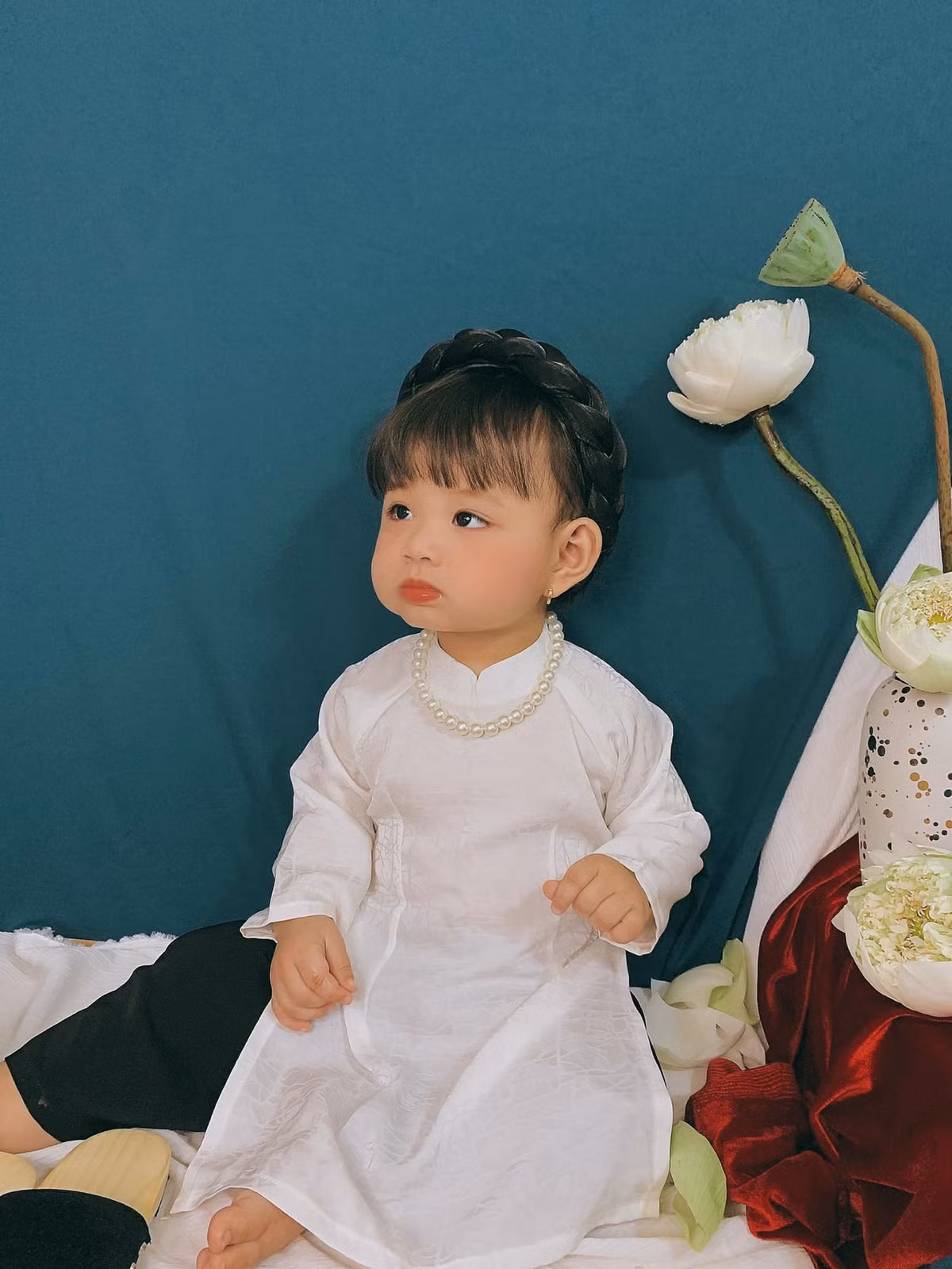 Với gương mặt bụ bẫm, đôi mắt to tròn cùng loạt biểu cảm đa dạng từ ngạc nhiên, cười tít mắt cho đến "thần thái" như một "quý cô" thực thụ của bé đều khiến nhiều người bị "đốn tim".