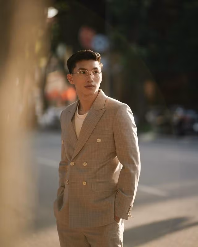 Mới đây, cầu thủ Đoàn Văn Hậu gây chú ý khi đăng tải bộ ảnh diện vest lịch lãm, dưới khung cảnh nắng vàng thơ mộng.