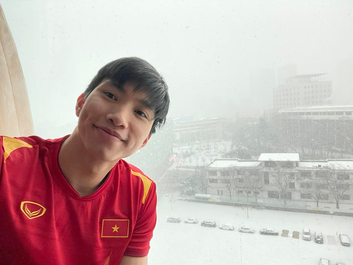 Rất nhiều người hâm mộ cũng như cộng đồng mạng cùng các đồng đội đã gửi lời chúc đến chàng hậu vệ trẻ tài năng sớm hồi phục chấn thương để trở lại sân cỏ. Ảnh: Tổng hợp