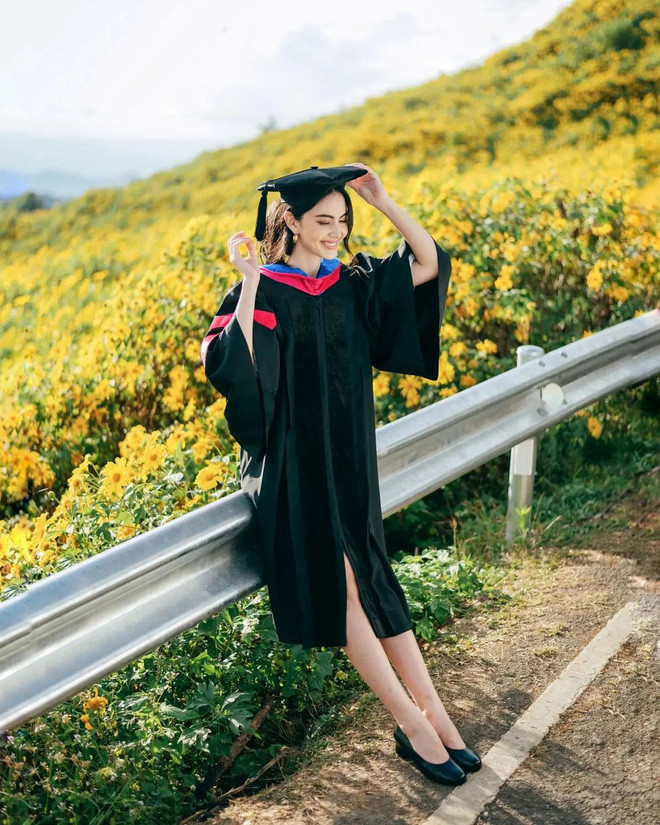 Tấm bằng thạc sĩ của ngày hôm nay chính là thành quả xứng đáng cho quá trình nỗ lực hết mình của "ma nữ Thái Lan" thời gian qua.