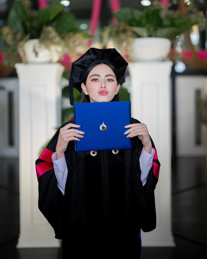 "Ma nữ" đẹp nhất làng giải trí Thái Lan khiến hội chị em xuýt xoa và dành vô vàn lời khen tặng.