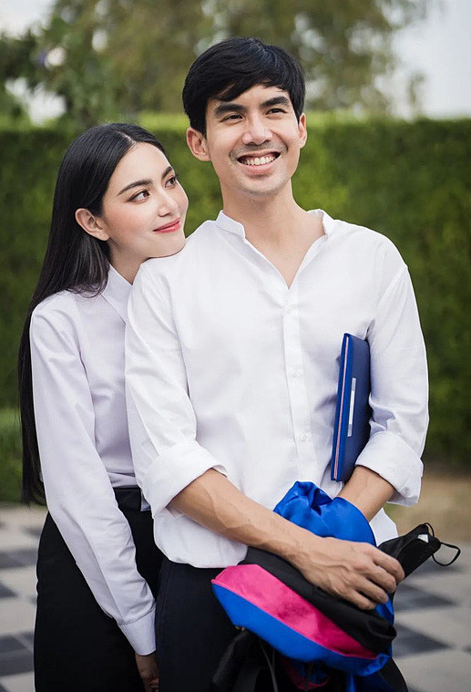 Nhân ngày nhận bằng thạc sĩ, cô xuất hiện xinh đẹp trong bộ áo choàng dành cho những học viên tốt nghiệp hệ cao học.