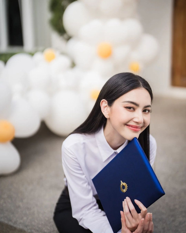 Mai Davika sở hữu thần thái quyến rũ và trưởng thành hơn nhiều so với trước đây. Cô chọn lối make up tông nude, nhấn mạnh khoe đôi mắt sâu hun hút.