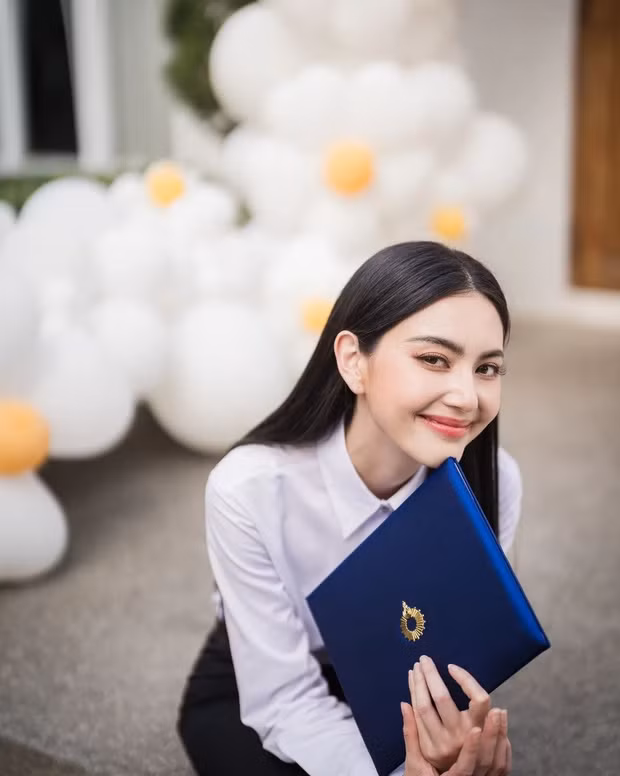 Mai Davika sở hữu thần thái quyến rũ và trưởng thành hơn nhiều so với trước đây. Cô chọn lối make up tông nude, nhấn mạnh khoe đôi mắt sâu hun hút.