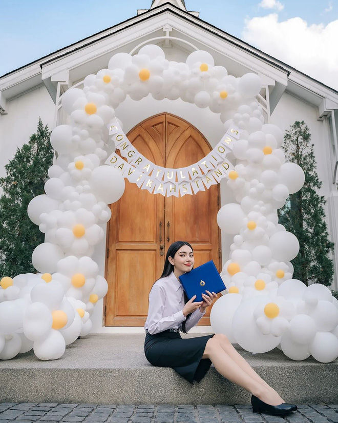 Mai Davika gia nhập ngành giải trí với vai trò người mẫu quảng cáo.