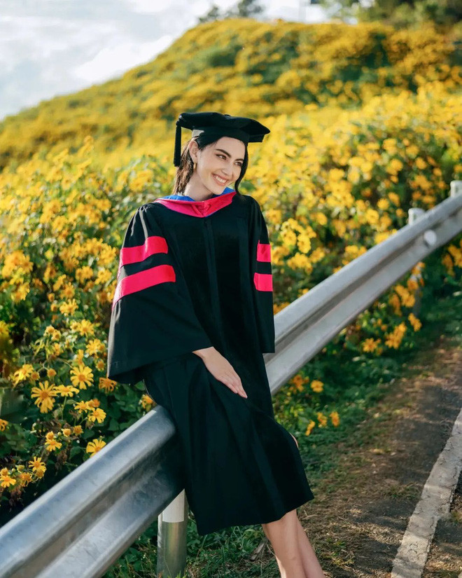 Dù việc hoạt động showbiz vô cùng bận rộn, hơn nữa chương trình học bằng thạc sĩ đòi hỏi rất nhiều thời gian nhưng nữ diễn viên vẫn hoàn thành tốt chương trình học tập.