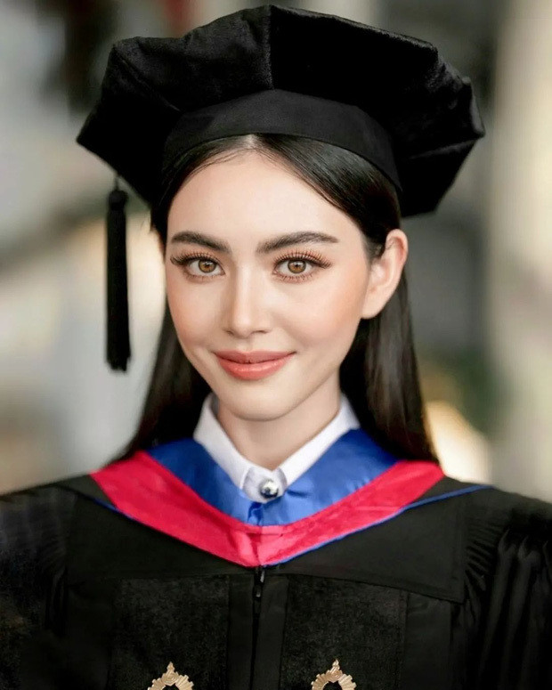 Được biết, người đẹp đã hoàn thành chương trình giáo dục cao học với tấm bằng Thạc sĩ ngành Nghệ thuật Truyền thông. Thông tin này ngay lập tức thu hút sự chú ý của đông đảo người hâm mộ, và chỉ trong vòng 5 tiếng, đã có gần 500.000 lượt "thả tim" trong bài đăng của Mai Davika.