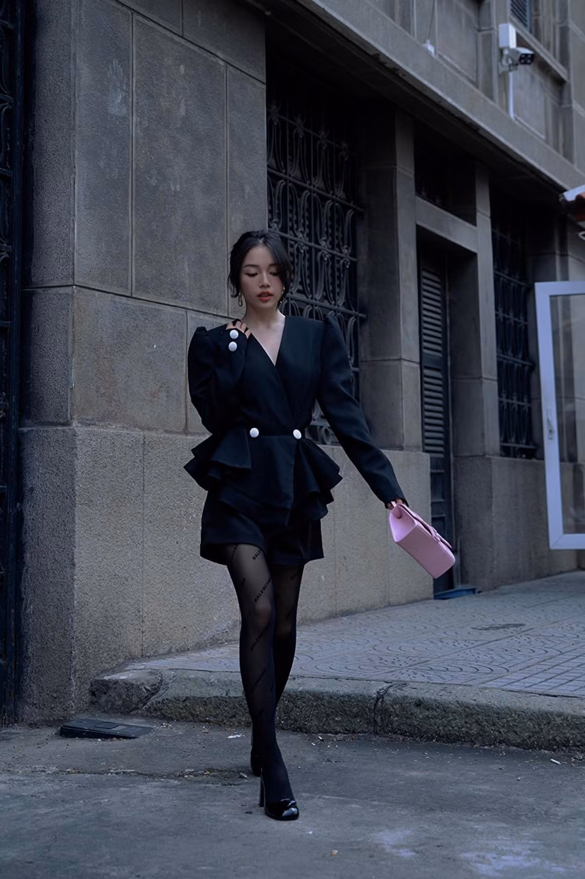 Bộ ảnh mới của Linh Ngọc Đàm dù là đăng thời điểm cận Tết, thế nhưng điểu khiến netizen mê mẩn lại chính là thần thái, nhan sắc của cô.