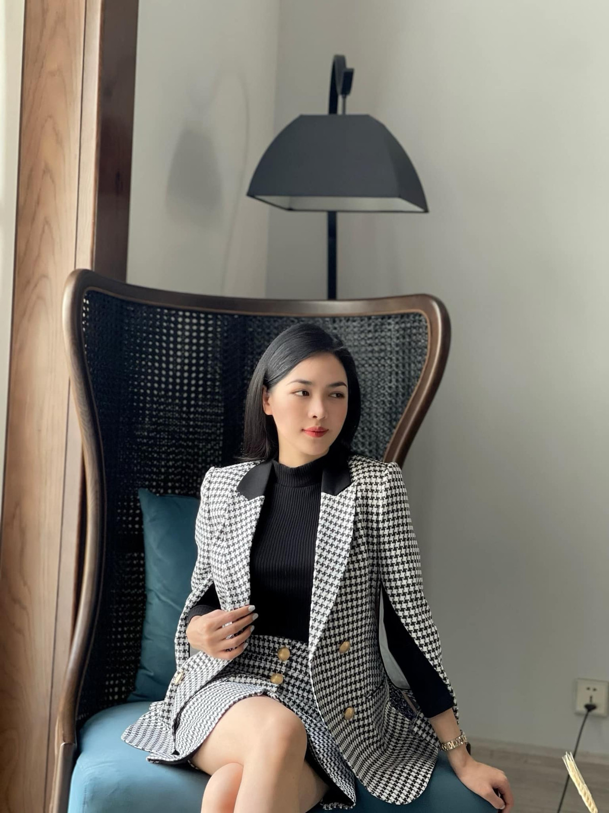 Trong những góc chụp cận cảnh, cô nàng ghi điểm bởi đường nét gương mặt hài hòa, thanh tú, sống mũi cao.