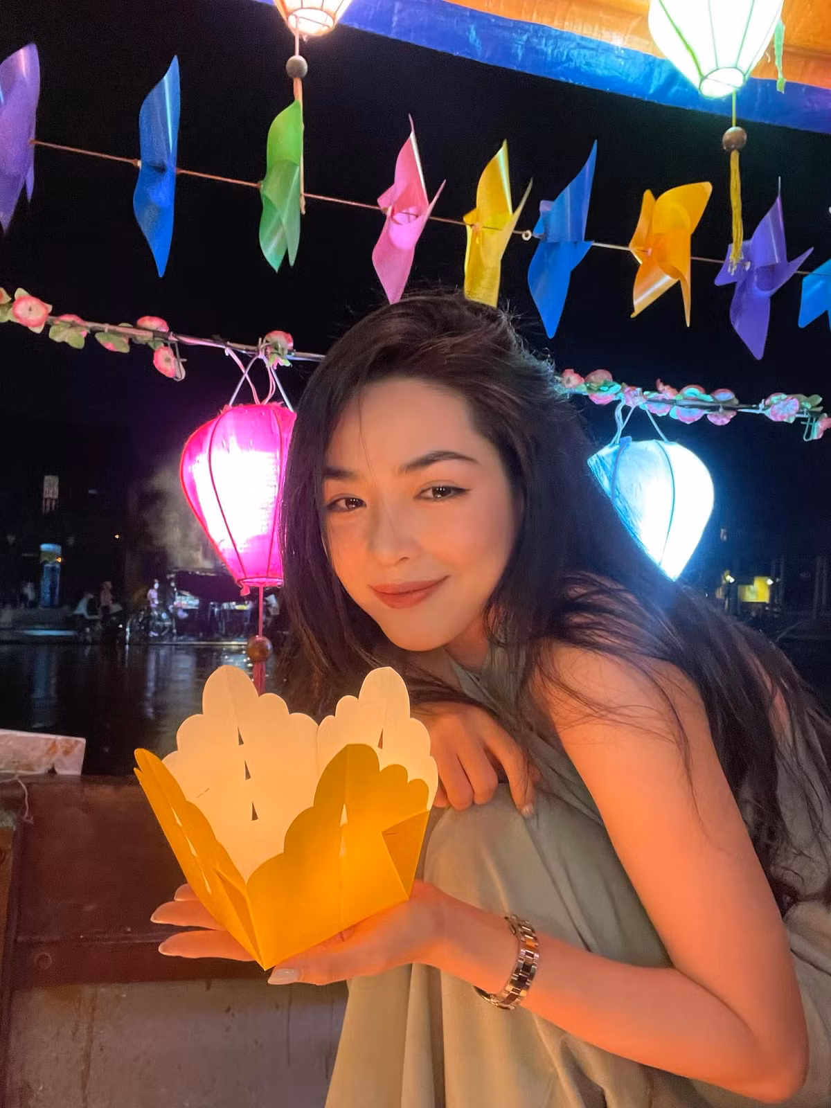 Người đẹp sinh năm 1992 thường xuyên cập nhật những hình ảnh đời thường của bản thân lên mạng xã hội.