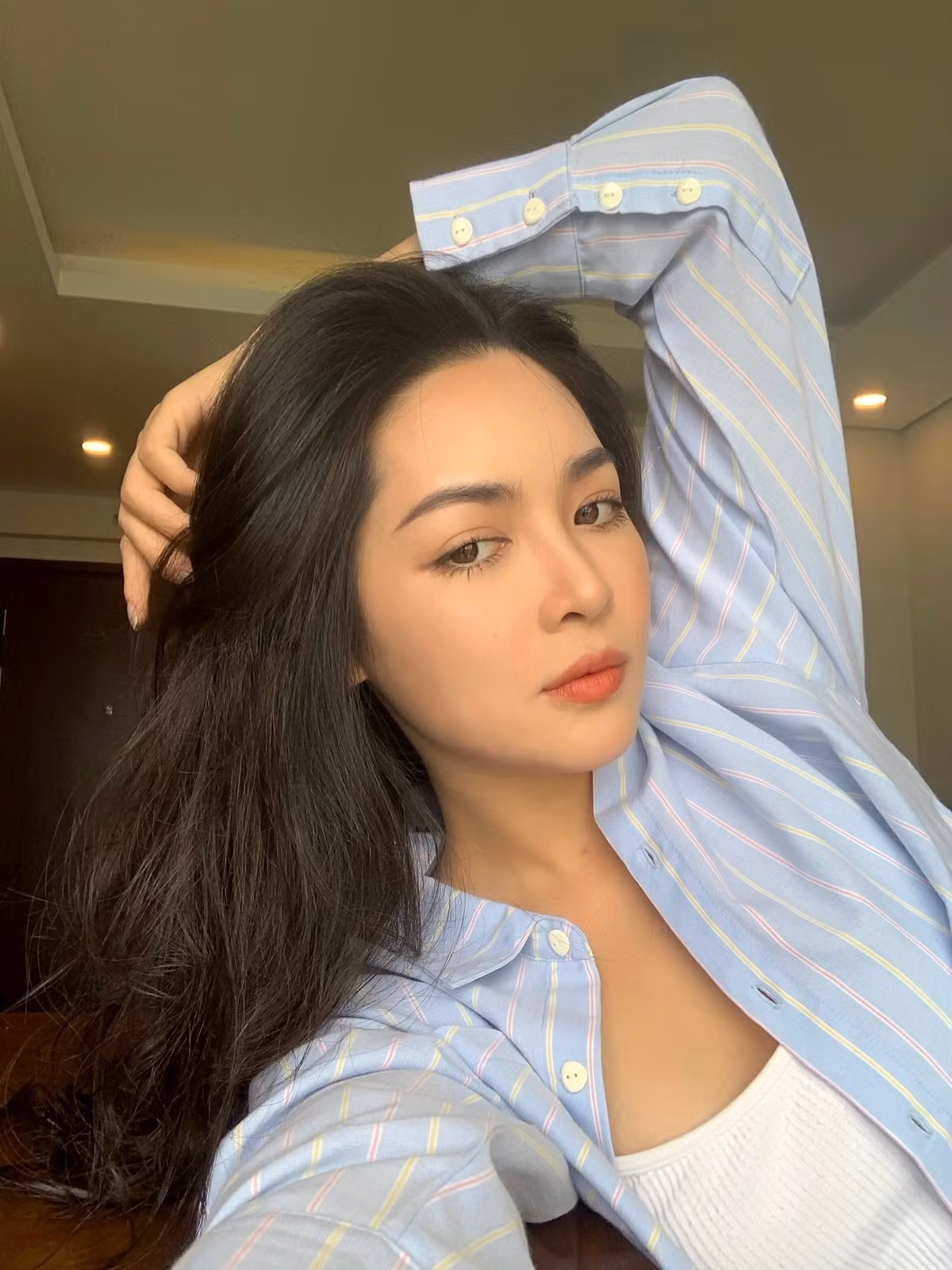 Với nét đẹp dịu dàng, mỹ nhân “dao kéo” cũng yêu thích phong cách thời trang nhẹ nhàng, nữ tính.