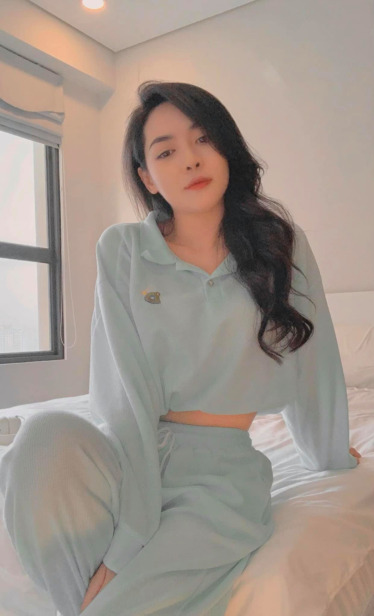 Sau bảy năm "dao kéo", Vũ Thanh Quỳnh vẫn giữ được nhan sắc trẻ trung, tự nhiên. Cô không chỉnh sửa thêm mà chỉ tập trung chăm sóc da mặt, làm đẹp từ bên trong. Ảnh: Tổng hợp