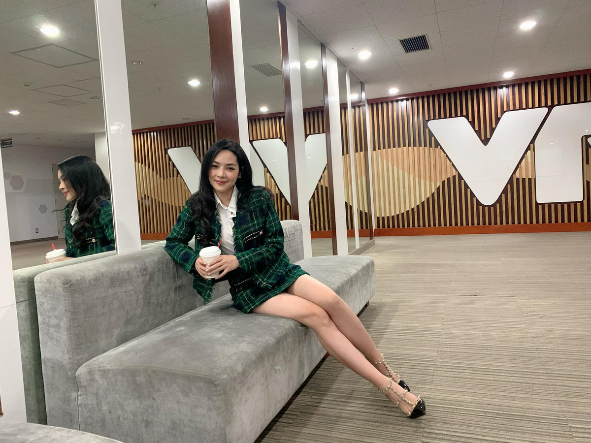 Năm 2014, gái xinh Vũ Thanh Quỳnh tham gia chương trình Change Life và nhận được suất phẫu thuật thẩm mỹ tại Hàn Quốc. Từ đây, cuộc sống của cô như "bước sang trang mới".