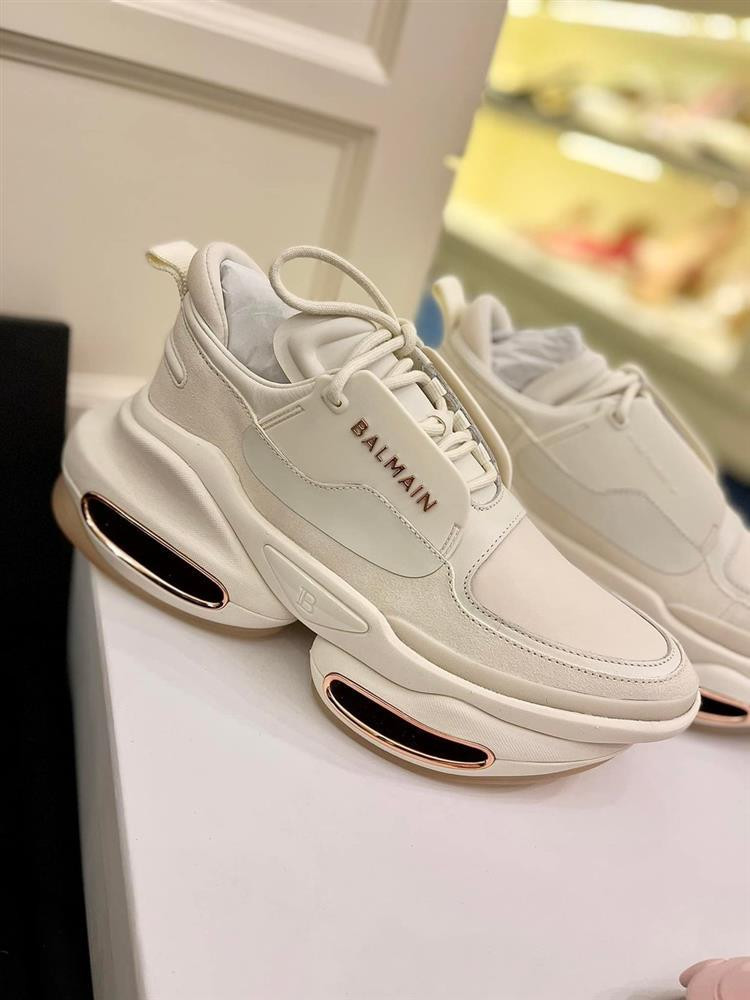 Trong hình do Đoàn Di Băng đăng tải, quà sinh nhật đến từ ông xã rất phong phú từ giày dép, quần áo,... đến từ các thương hiệu đình đám như Gucci, Celine, Balmain, Chanel,...