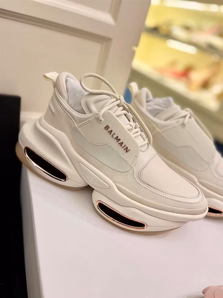 Trong hình do Đoàn Di Băng đăng tải, quà sinh nhật đến từ ông xã rất phong phú từ giày dép, quần áo,... đến từ các thương hiệu đình đám như Gucci, Celine, Balmain, Chanel,...